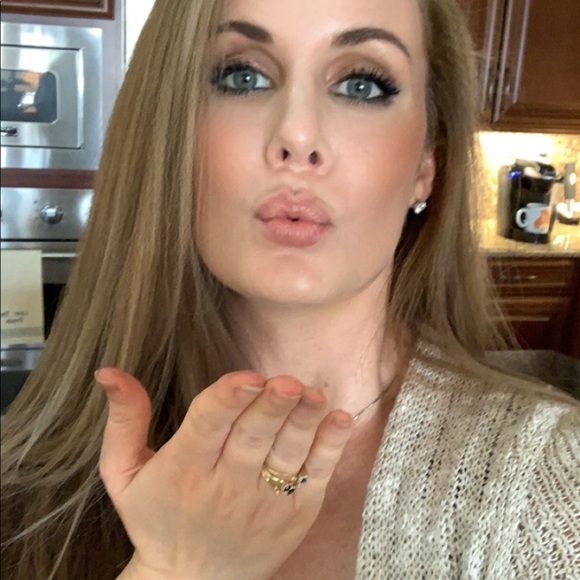 Meet your Posher!! - Picture 1 of 7